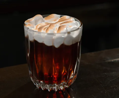 Día Mundial del Cóctel: los 5 mejores tragos de invierno recomendados por expertos negroni_brulee-abre.jpg