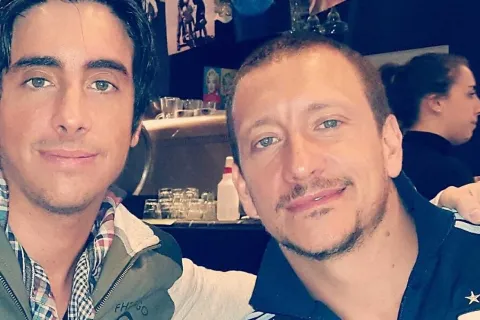 El inesperado homenaje de Nico Vázquez a su hermano Santiago sobre el escenario el actor reveló un detalle que decidió realizar arriba del escenario para homenajear a su hermano, Santiago, que falleció a los 27 años, más precisamente el 16 de diciembre de 2016.