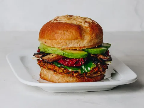 Día de la Hamburguesa: estas son las 6 mejores de la ciudad para celebrar con sabor Las mejores opciones para disfrutar el Día de la Hamburguesa.