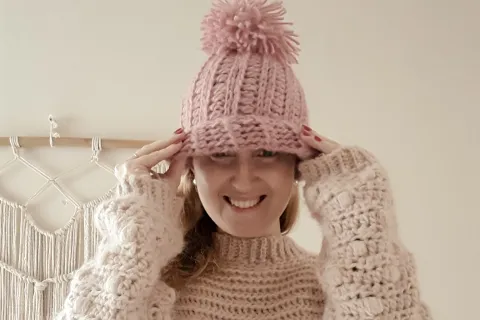 Tejidos 2024: hacé tu propio gorrito y cuello de lana con este patrón canchero y GRATUITO Naty, de @lasmononas.arg, nos comparte un tutorial gratuito para tejer un gorro de lana y un cuello para el invierno