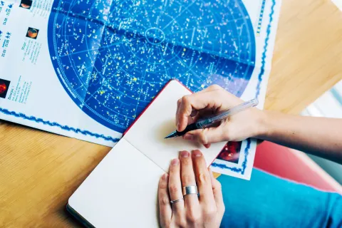 Dua Lipa tiene una astróloga de cabecera: consejos para elegir a la tuya Consejos para elegir a tu astróloga de cabecera.