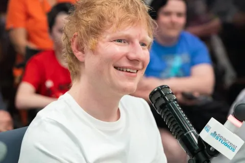 Ed Sheeran sorprendió con un miniconcierto a pacientes de un hospital infantil Ed Sheeran se presentó en un hospital de niños de Boston.