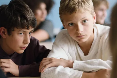 Esta emotiva película belga de 2022 aplaudida por la crítica está oculta en el catálogo de Netflix Close es la película de Lukas Dhont, que estrenó en 2022.