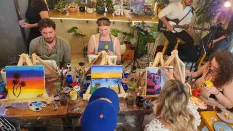 Cafecitos y vinitos "arty": 7 propuestas para sumarte a la tendencia gastronómica que la rompe Jugar a ser artistas por un rato, con una copa de vino en mano, es la propuesta de Sadhana Garden.