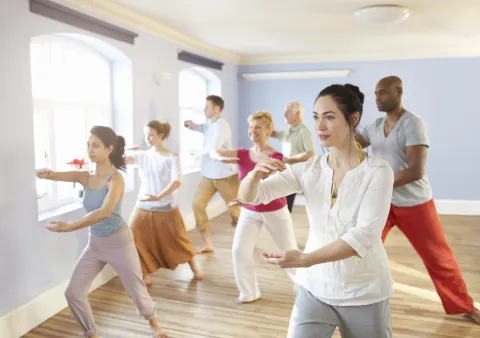 Con la práctica regular de Tai Chi se puede aliviar migrañas, dolores musculares y prevenir el insomnio.
