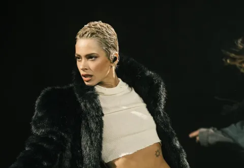El look sastrero de Tini Stoessel para arrancar la producción de su nueva serie en México Tini presentando su nuevo trabajo, Un mechón de pelo.