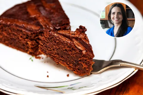 Torta de chocolate de Paulina Cocina: con 3 ingredientes y la humedad justa Receta de torta de chocolate húmeda de Paulina Cocina.