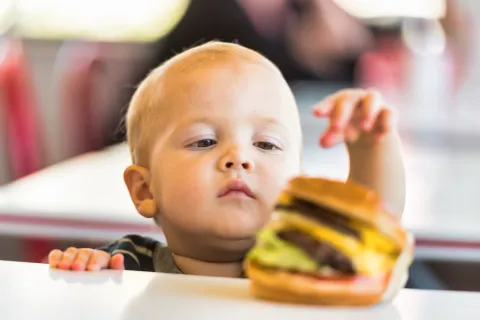 Ultraprocesados en niños: las enfermedades que pueden aparecer por su consumo Algunos ultraprocesados que deberías limitar: Gaseosas y aguas saborizadas, jugos de fruta endulzados, postres lácteos, panes industriales, productos de copetín o snacks.
