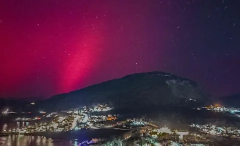 Auroras australes dejaron asombrosas imágenes en Ushuaia: qué son y por qué se produjo el fenómeno inédito Aurora austral en Tierra del Fuego, Argentina, el 10 de mayo de 2024.