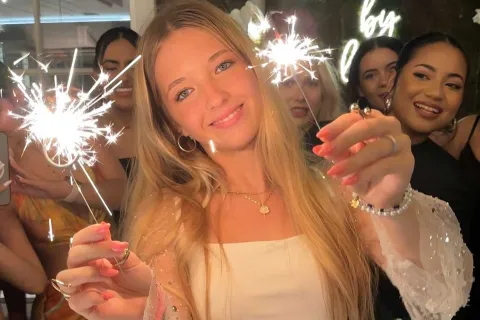 Así fue la espectacular fiesta de 15 de Aitana la hija de Rocío Guirao Díaz y Nicolás Paladini La hija mayor de Rocío Guirao Diaz celebró su cumpleaños rodeada de amigos.