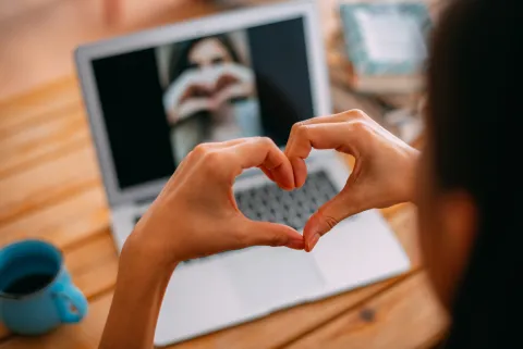 Gabriel Rolón: ¿qué dice sobre el amor a distancia? El amor a la distancia es posible pero requiere de esfuerzo y acuerdos flexibles.