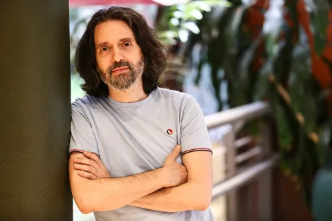 Día del Padre: "Pequeño hablante", el libro que refleja el asombro de un padre ante las primeras palabras de un hijo Andrés Neuman publicó Pequeño hablante, donde narra cómo su hijo aprende el lenguaje.