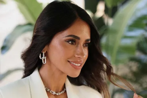 Claves para clonar el look mega canchero de Antonela Roccuzzo Antonela Roccuzzo lució un conjunto de jean que se vovlió viral. En esta nota te damos algunas claves para emular su look al pie de la letra.