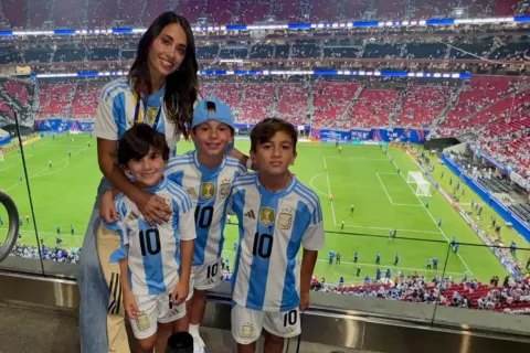Antonela Roccuzzo tiene el look ideal para alentar a Messi en la Copa América: ¿cuál fue el detalle? Antonela, fiel a su estilo sporty para la cancha, junto con sus hijos para el debut de la Selección Argentina en la Copa América.