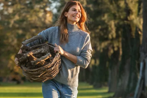 Juliana Awada tiene el calzado de invierno tendencia, ideal para los días de frío Juliana Awada con leños en el parque.