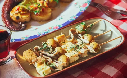 Salir de tapeo: 11 restaurantes para probar cosas nuevas, ricas y variadas Día Mundial de la Tapa: ¿adónde ir a tapear en Buenos Aires?