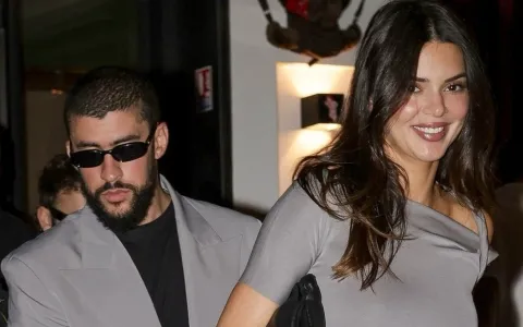 Kendall Jenner y Bad Bunny la rompen con looks combinados para una cita en París Los looks combinados de Kendall Jenner y Bad Bunny en París.