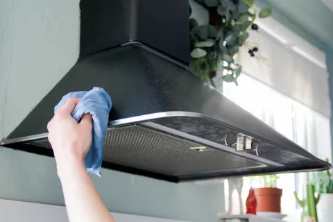 Cómo limpiar el extractor de cocina sin mucho trabajo Los elementos clave para limpiar el extractor sin esfuerzo son el limón y el bicarbonato de sodio.