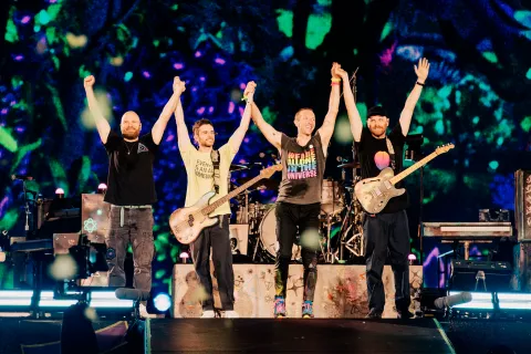 Coldplay eligió a un fotógrafo argentino para la portada de su nuevo disco Moon Music Coldplay en Singapore.