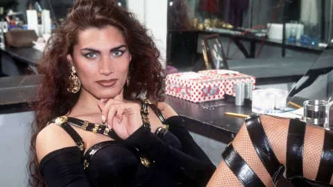 Quién fue Cris Miró, la primera vedette trans del teatro porteño Cris Miró fue la primera vedette transexual del país; murió el 1° de junio de 1999.