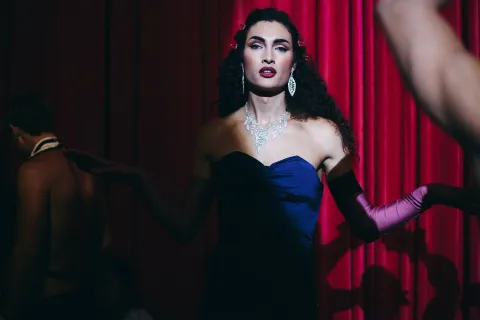 Cris Miró (Ella) llega a la TV de aire: cuándo ver gratis la serie de Flow y TNT Mina Serrano en una escena del episodio 2 de Cris Miró (Ella).
