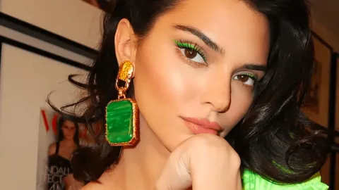 Delineados gráficos con color: 8 opciones que son tendencia para tu make up El delineado gráfico con verde es una de las tendencias de make up de la temporada.