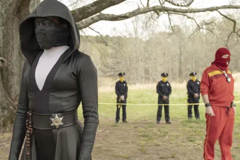 7 series ocultas de Max que nadie sabe que están disponibles en la plataforma Regina King en Watchmen, la serie de HBO que estrenó en 2019.