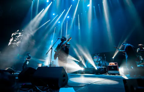 Él Mató un Policía Motorizado en el Movistar Arena: magnetismo en una noche a pura música Santiago Motorizado haciendo vibrar el Movistar Arena