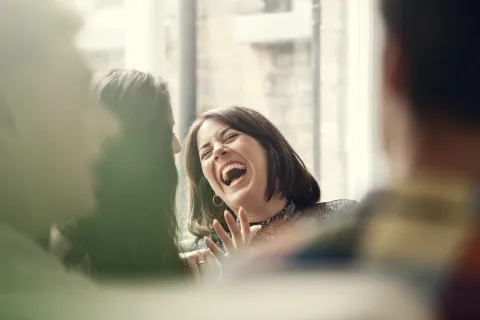 Día de la felicidad: 7 hallazgos de la ciencia que te van a sorprender Mujer riéndose