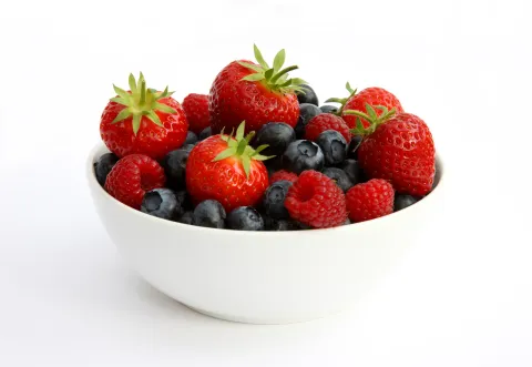 Las 8 frutas que no elevan el azúcar en sangre y son ideales para empezar el día Los frutos del bosque son las frutas de menor índice glucémico