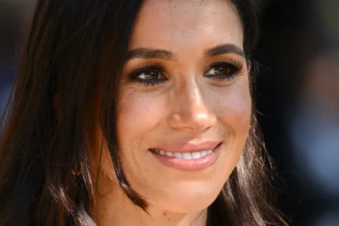 La prensa británica criticó a Meghan Markle por publicitar sus productos en plena reaparición de Kate Middleton Meghan Markle vuelve a ser protagonista, esta vez, de la mano de una nueva creación de su marca de productos que dicen será un verdadero éxito entre las celebrities.