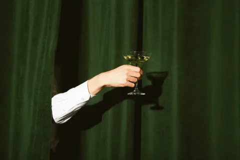 Día del Martini: la historia del cóctel que se popularizó por las películas de James Bond Hoy se celera el Día Internacional del Martini.