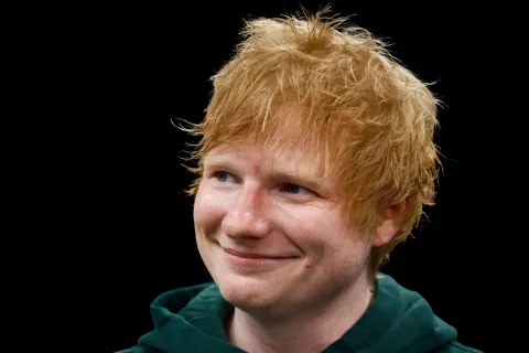 Ed Sheeran contó por qué dejó de usar el celular hace casi 10 años El músico de 33 años sintió que estaba perdiendo calidad en la interacción en la vida real