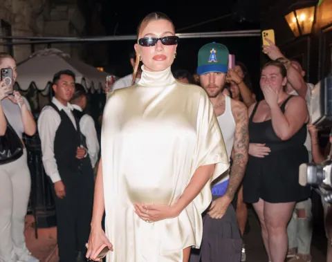 Guía de estilo: Hailey Bieber y sus 8 mejores looks de embarazada Hailey Bieber en las calles de Los Angeles con 7 meses de embarazo.