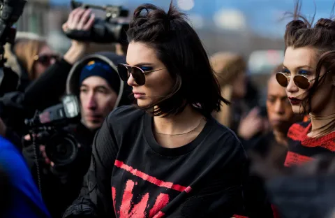 Alerta tendencia: Kendall Jenner tiene las "flared leggings" que hay que usar este invierno Kendall Jenner impone las flared leggings este invierno como uno de los must have de la temporada.