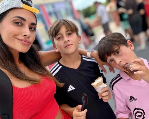 ¿Cuál es la marca de ropa infantil de Antonela Roccuzzo? Antonela Roccuzzo con dos de sus tres hijos en Universal Studios.