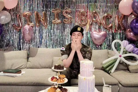 Jin es el primer BTS que concluyó el servicio militar: su emotivo mensaje y cuándo será su reaparición en público Jin de BTS en el live anunciando que terminó el servicio militar.