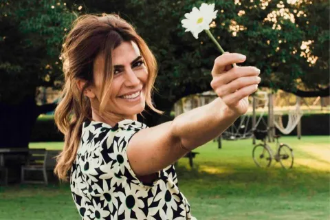 Juliana Awada se corona como la reina del effortless chic con un look total black alucinante Juliana Awada fotografiada sosteniendo una margarita en su cuenta de Instagram.