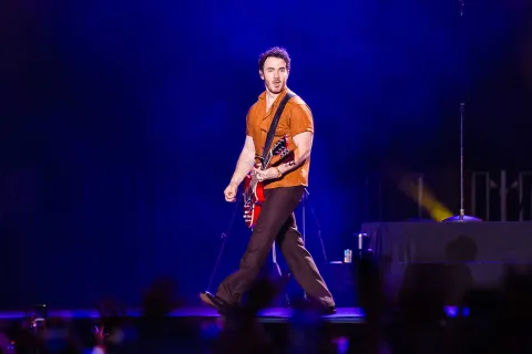 Kevin Jonas reveló que tiene cáncer de piel El cantante de 36 años debió ser intervenido quirúrgicamente e instó a sus segudiores a hacerse los chequeos correspondientes.