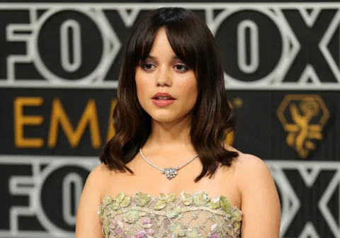 Kitty cut: así es el corte de pelo tendencia que usa Jenna Ortega este invierno Jenna Ortega usa un kitty cut con un flequillo largo que también es tendencia.