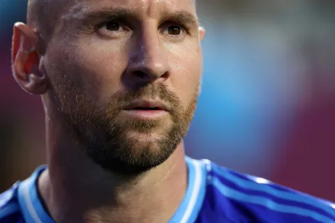 Lionel Messi habló en el streaming de su sobrino y contó cómo hizo para enamorar a Antonela El capitán de la Selección Argentina reveló, entre muchas otras cosas, cómo hizo para conquistar a la madre de sus hijos y qué país le queda por conocer.
