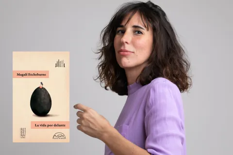 La argentina Magalí Etchebarne, ganadora del Premio Ribera del Duero: “Las mujeres vivimos en guerra” Magalí Etchebarne es la joven autora que ganó el Premio Ribera del Duero por su libro "La vida por delante".