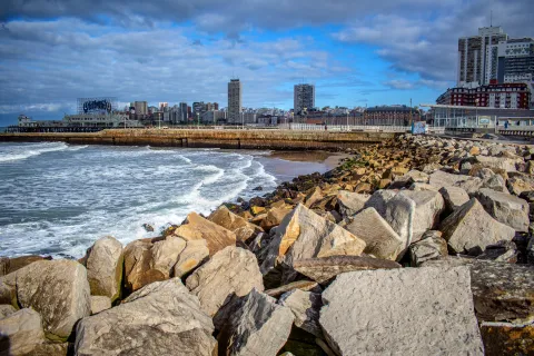¿Qué hacer en Mar del Plata?: las mejores 6 atracciones para disfrutar de la ciudad Mar del Plata se destacó entre las siete playas más bellas de Sudamérica,
