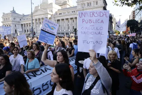 En defensa de la educación pública: el rol de la universidad y sus principales logros Marcha federal histórica en defensa de la educación universitaria.