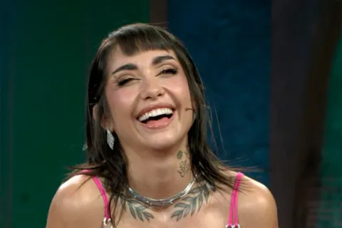 María Becerra cocinó tortas fritas en la televisión española y revolucionó las redes: "Soy la reina" María Becerra en La resistencia.