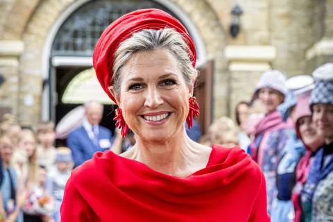 Máxima Zorreguieta impuso tendencia con un vestido de mangas acampanadas Máxima Zorreguieta impuso tendencia con un vestido de mangas acampanadas