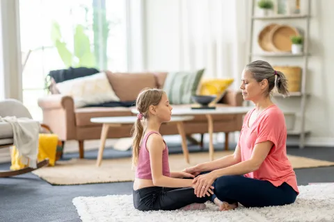 Mindfulness y crianza: ¿cómo cultivar relaciones familiares más enriquecedoras? El mindfulness nos ayuda a cultivar relaciones familiares más enriquecedoras