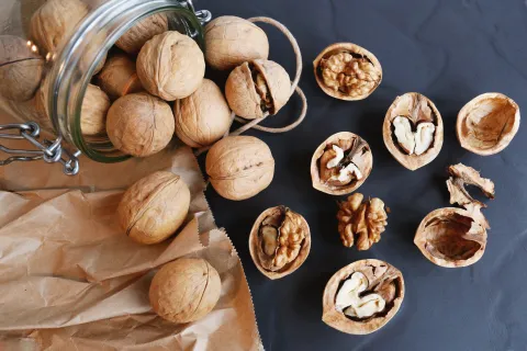 Nueces: ¿por qué son un potente antidepresivo natural? Las nueces también mejoran la función cerebral y cuidan la salud intestinal,