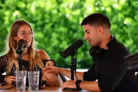 El encuentro entre Gastón Edul y Nati Jota luego de la picante propuesta de la conductora: ¿qué pasó en vivo? La conductora Nati Jota y el periodista Gastón Edul se reencontraron en Miami, durante el streaming de Olga. Todo lo que pasó a continuación.La conductora Nati Jota y el periodista Gastón Edul se reencontraron en Miami, durante el streaming de Olga. Todo lo que pasó a continuación.