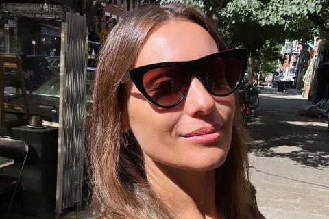 Pampita deslumbró con su clean look por las calles de New York La modelo y conductora viajó a Estados Unidos para alentar a la selección y se lució con sus outfits elegidos.